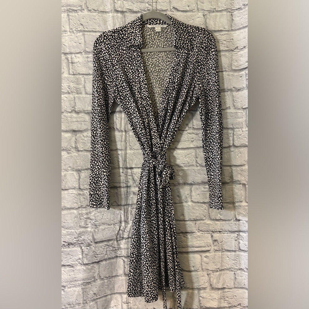 Diane Von Furstenberg Classic Wrap Dress B&W Pattern Sz 10